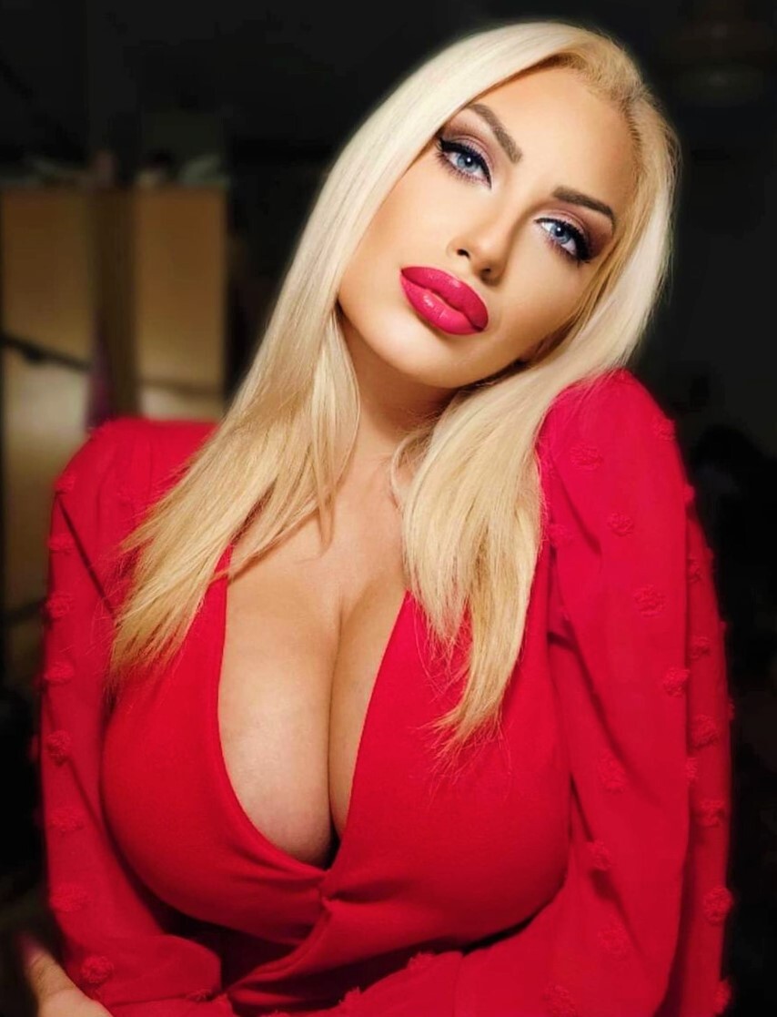 Проститутка Питера Лола с 3 размером груди предлагает интим услуги у метро Пушкинская  +7(981)214-21-80 